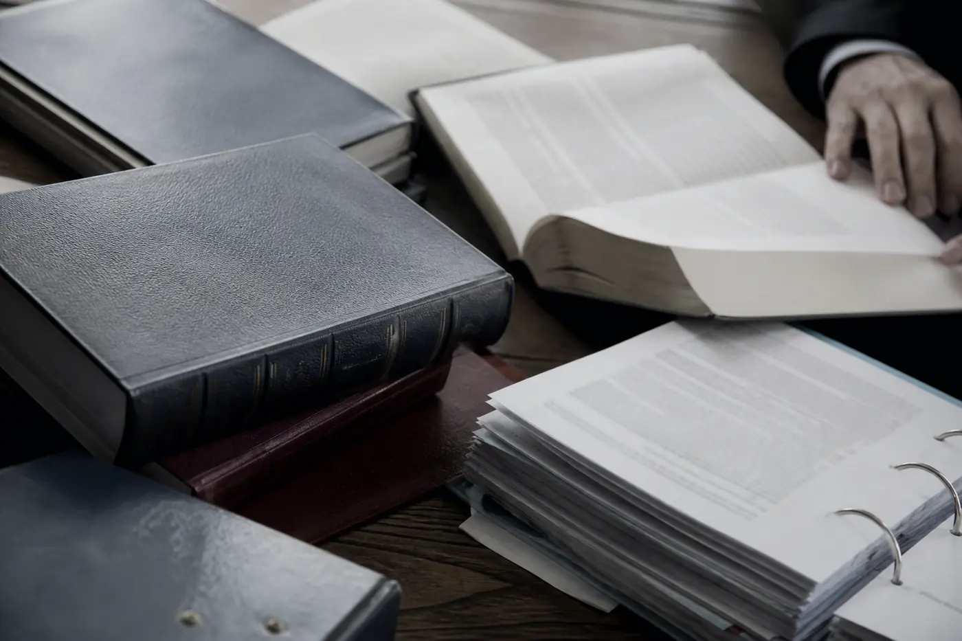 Plan serré sur des ouvrages juridiques et des documents administratifs.